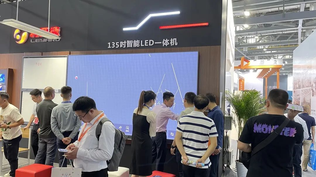 金年金字招牌(jinnian)今年会今年会教育新品及解决方案惊艳亮相81届教装展